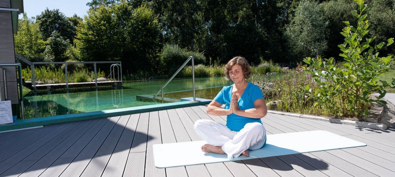 Yogalehrerin im WALD SPA des BEECH Resort Plauer See, © BEECH Resort Plauer See