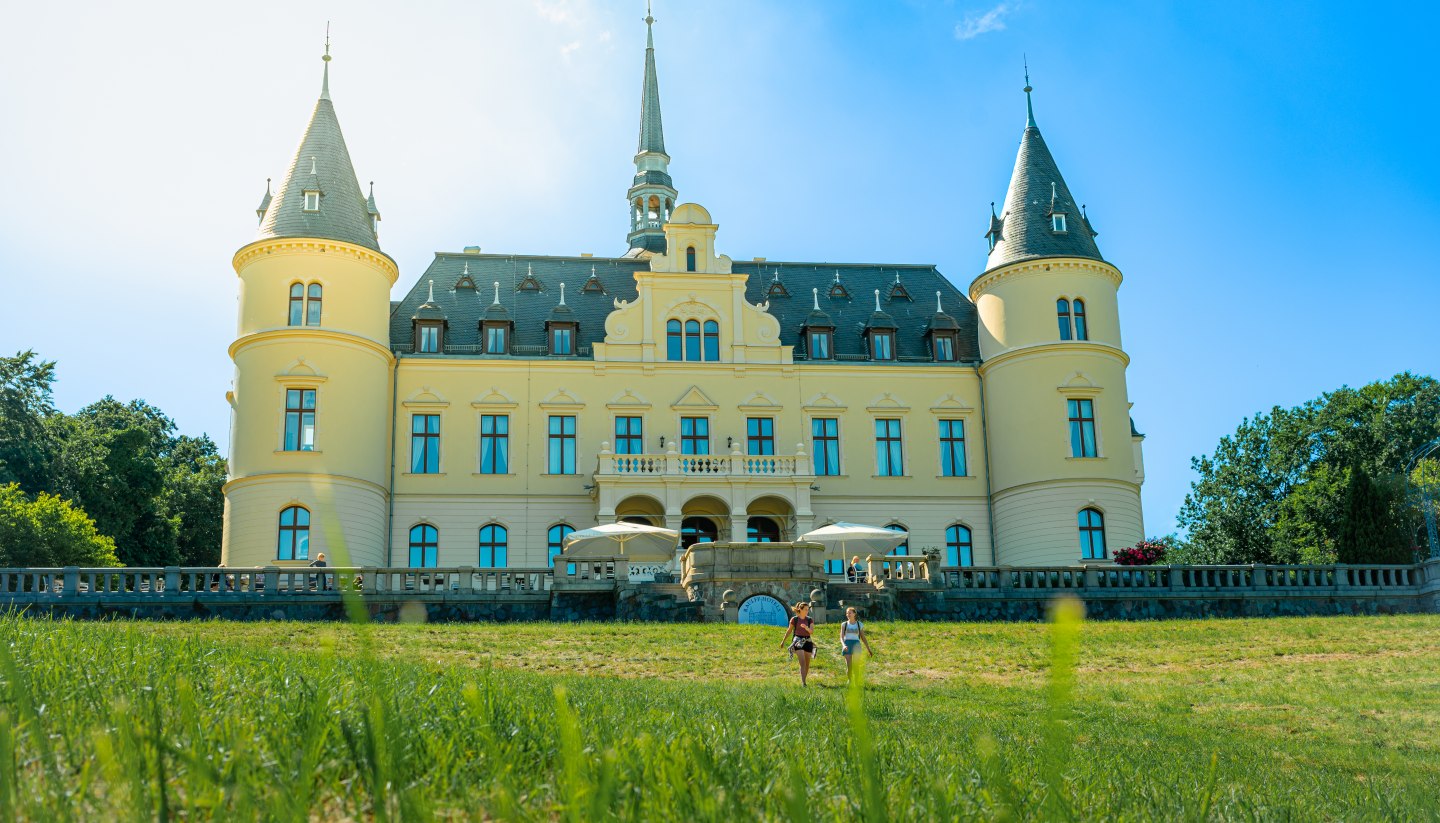 Das Schlosshotel im Herzen der Insel Rügen mit 65 individuellen Zimmern, Restaurant mit Terrasse, Bar und Wellness-Bereich mit Sauna sowie Innenpool. Erleben Sie einzigartige Architektur kombiniert mit exquisiter Küche und herausragendem Service., © TMV/Tiemann