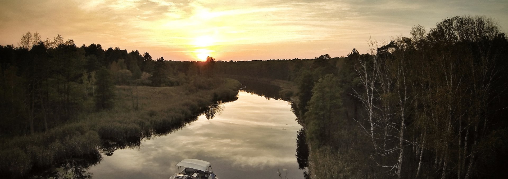 Ein freecamper mit Wohnmobil fährt auf der Havel dem Sonnenaufgang entgegen., © freecamper