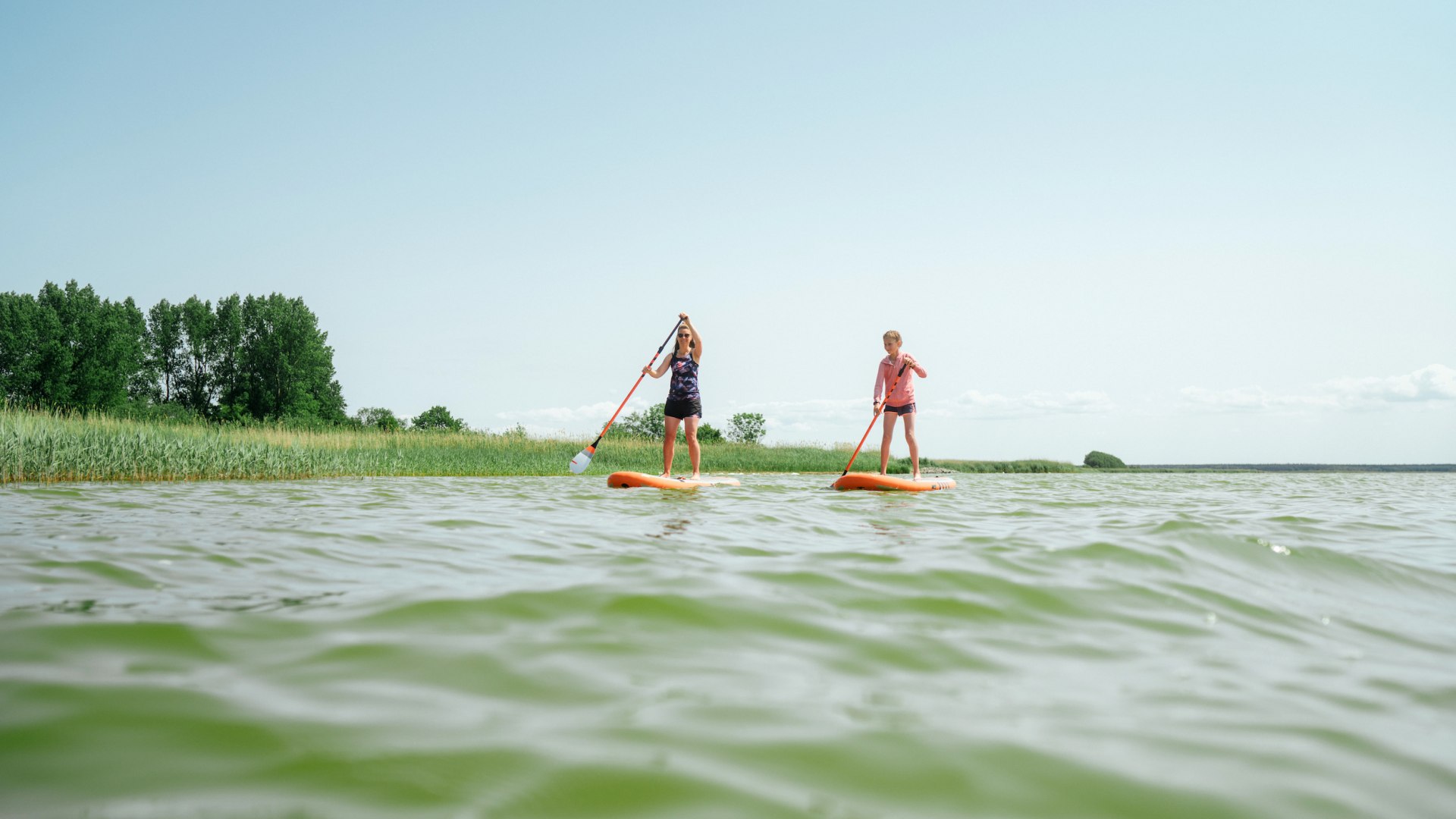 Valea und ihre Mutter lieben Stand-up-Paddeln und erkunden auf ihren Boards die wunderschöne Natur am Bodden., © TMV/Petermann