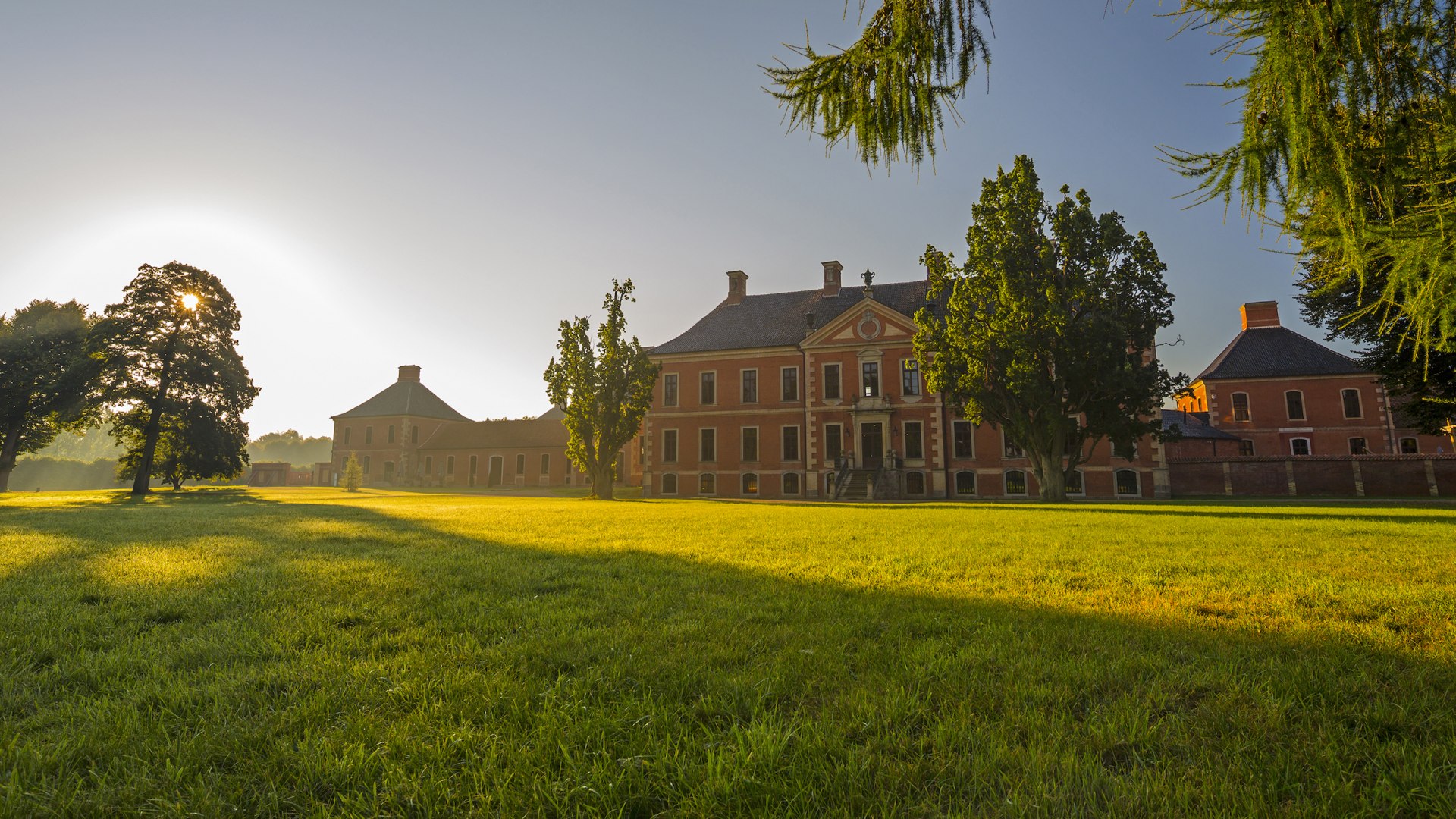 Schloss Bothmer beim Sonnenaufgang, © Allrich/SSGK M-V