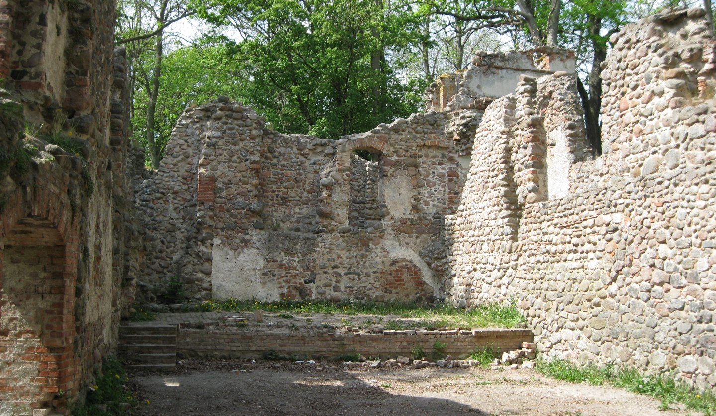 Umgeben von hohen Eichen ein verwunschener Platz im Landgrabenthal, © Angelika Michaelis