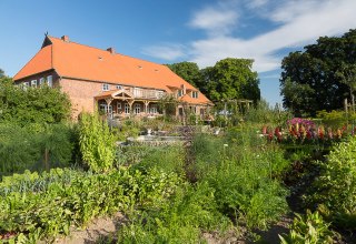 Der Kastanienhof inmitten des historischen Bauerngartens., © © Hans-Joachim Kahl