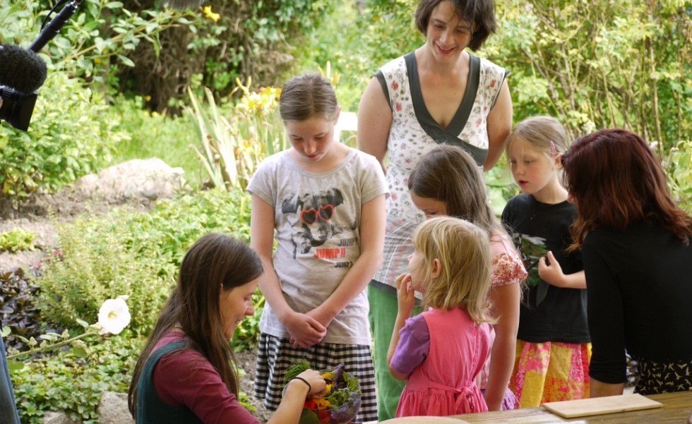 Kinder schauen und schmecken, was sie vorher gesammelt haben, © Gerhard Mersch