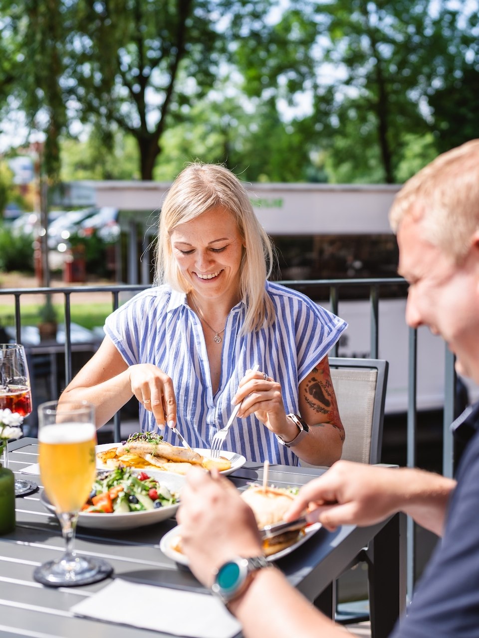 Essen im Restaurant Mahlwerk in der Kulturmühle: Ein Paar genießt ein Mittagessen im Freien des Restaurants Mahlwerk.