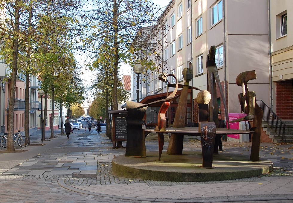 In der Fußgängerzone Puschkinstraße/ Ecke Großer Moor steht die Skulptur "Runder Tisch"., © Gabriele Skorupski