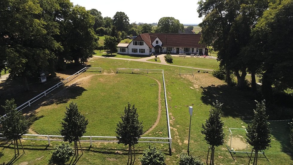 Reitplatz ink. Fussballplatz und Kinderhotel, © Alte Schule Barlin