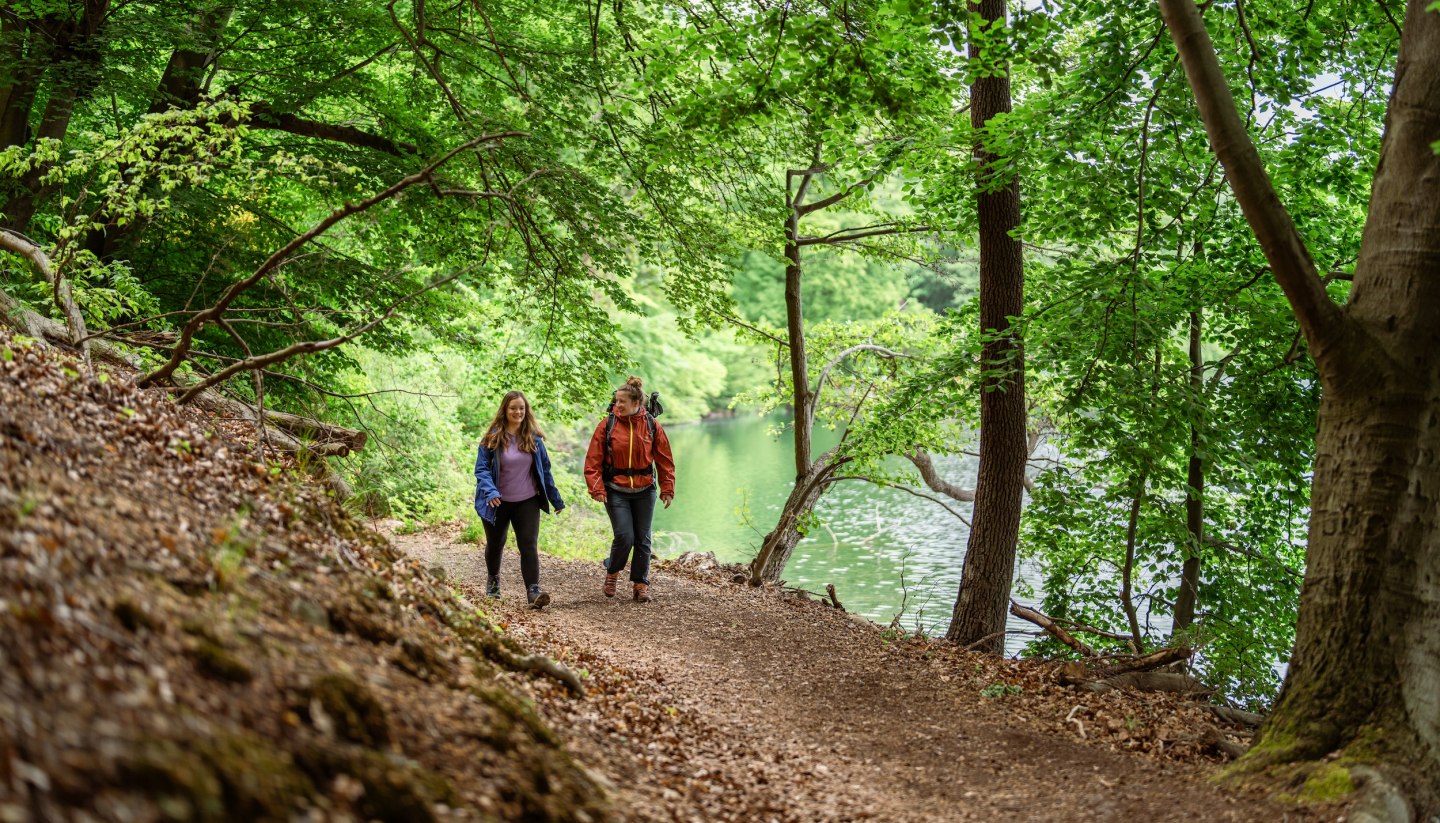 907 Kilometer einmal quer durch die Naturparke von Mecklenburg-Vorpommern: Der Naturparkweg bietet unglaublich viel Abwechslung und ist perfekt für Neulinge geeignet. Marie und Linda wagen die Wanderung!, © TMV/Gross