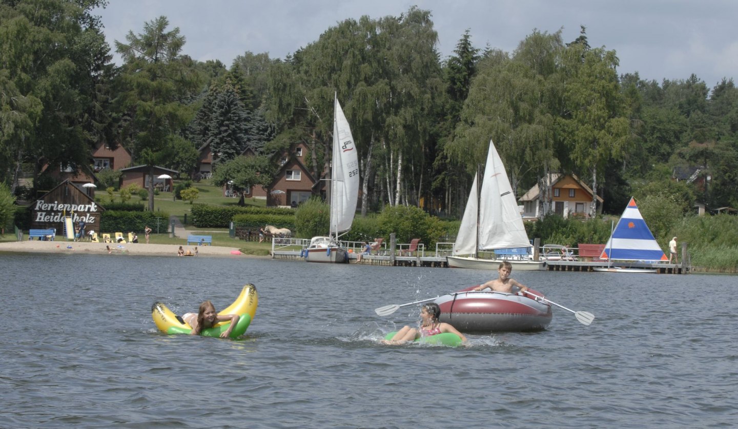 Badestrand mit Buddelsand und Spaß auf dem Wasser, © Timo Weisbrich