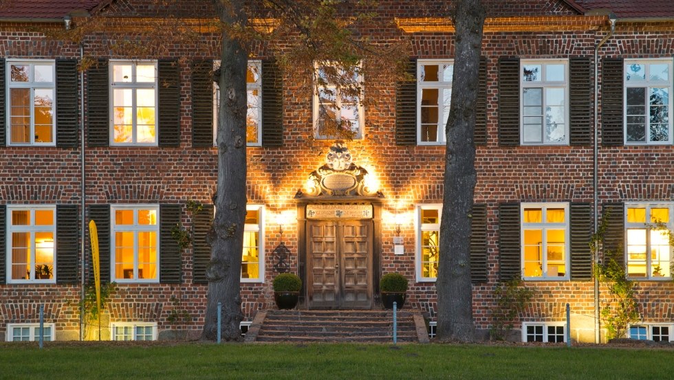 Landhaus Ludorf zeigt sich abends in feierlicher Beleuchtung, © TMV/Druehl