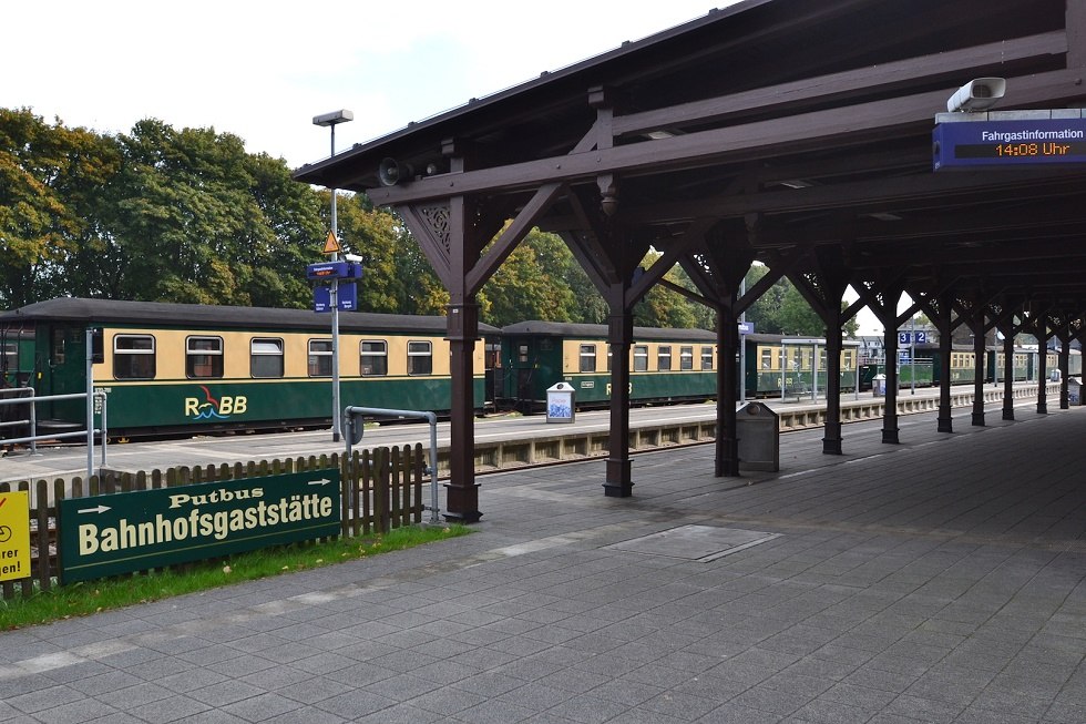 Bahnsteig am Bahnhof Putbus mit Rasendem Roland, © Tourismuszentrale Rügen