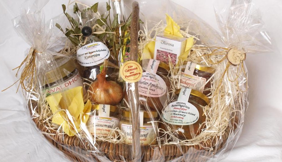 Pommernkorb gefüllt mit regionalen Produkten, © Original Bauerngarten Manufaktur