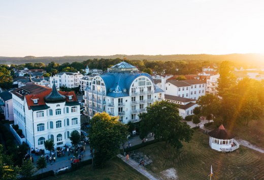 Das &quot;Hotel am Meer&quot; reizt mit seiner Nähe zum Ostseestrand, seinem Wellnessbereich und der Blue Moon Lounge mit Panoramablick auf dem Dach., © TMV/Friedrich