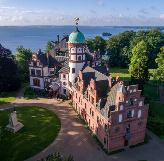 Außenansicht Schloss Wiligrad aus der Vogelperspektive, © SSGK MV / Funkhaus Creative