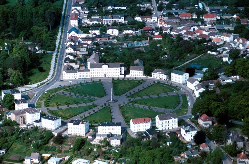 Der Circus Putbus wird im Rondell von weißen klassizistischen Bauten umsäumt. In der Mitte steht der 19 m hohe Obelisk., © Tourismuszentrale Rügen