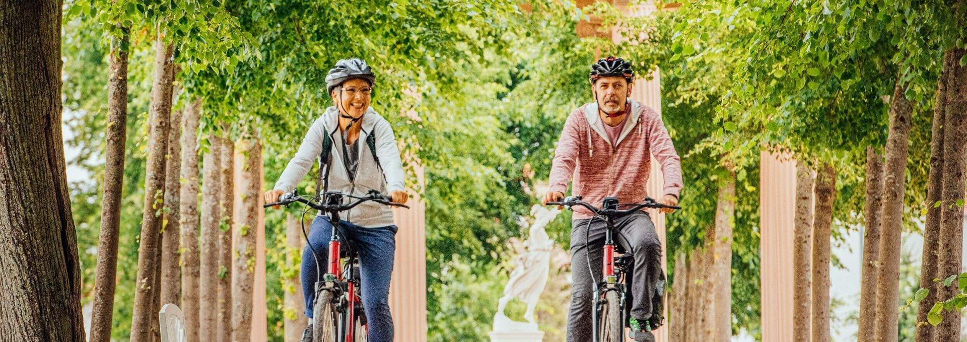 Mit dem Fahrrad unterwegs im Schlossgarten Neustrelitz, © TMV/Tiemann