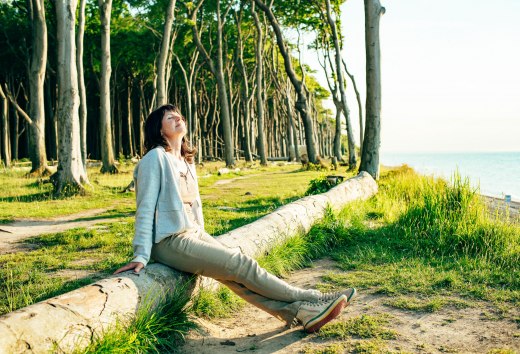 Für positive Effekte auf Körper und Geist sorgt die besondere Beschaffenheit der Küstenregion beim Ostseebad Nienhagen. Denn auf engem Raum hat man ganz verschiedene klimatische Bedingungen – die kühlere Seeseite, den windgeschützten Küstenwald und den Bereich landeinwärts dahinter, wo es oft deutlich wärmer ist. , © TMV/H2F