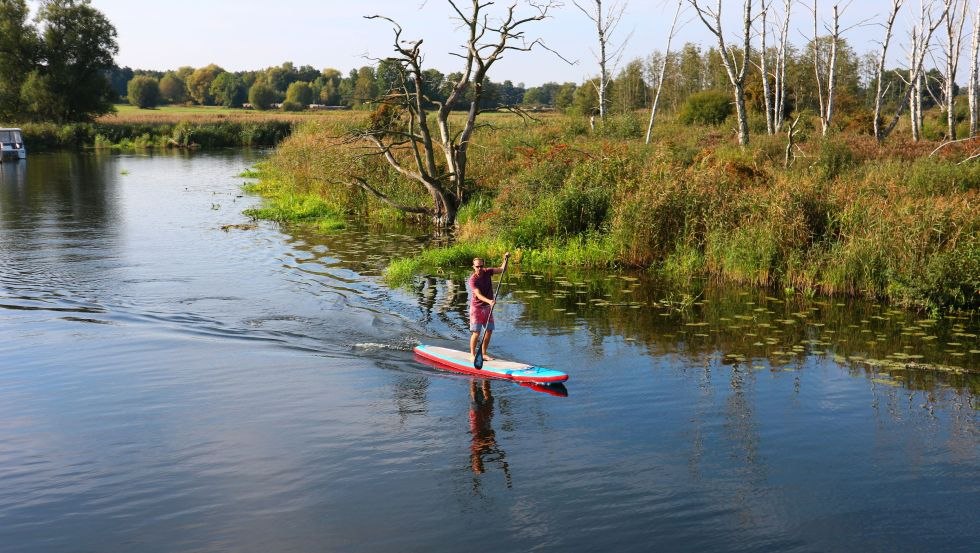 Mit dem SUP - Stand Up Paddle Board auf der Peene bei Demmin unterwegs in Mecklenburg-Vorpommern.
Mecklenburgische Seenplatte, © TMV/Sebastian Hugo Witzel