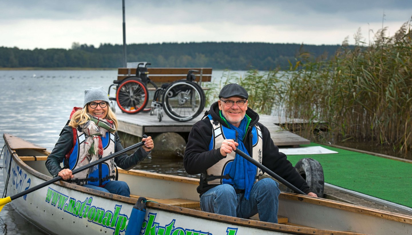 Im Müritz-Nationalpark gibt es abgesenkte Stege, die auch Rollstuhfahrenden den Zugang zu den Kanus ermöglichen., © TMV/Ulrich