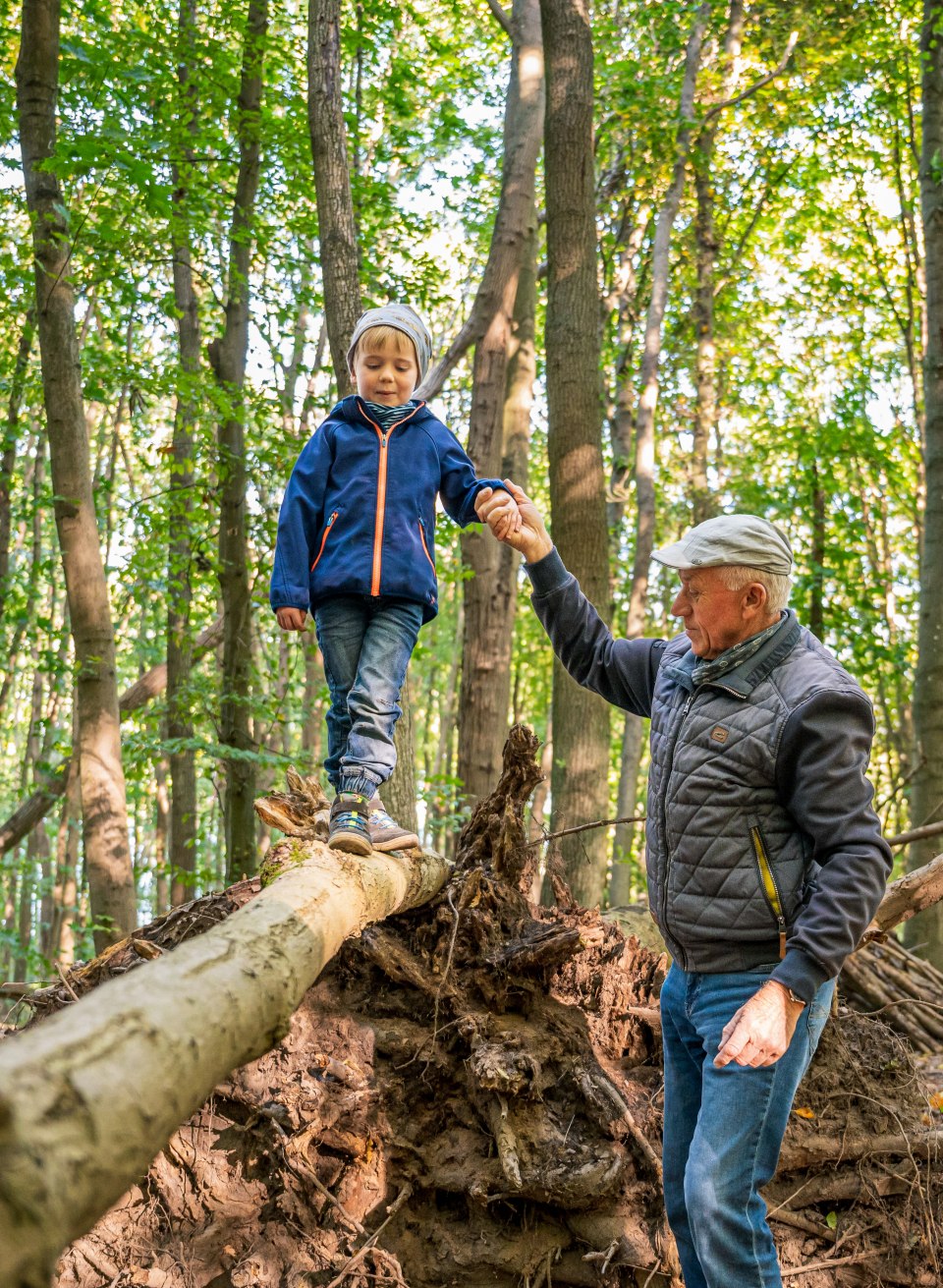 An der Mecklenburgischen Seenplatte warten auch im Wald jede Menge kleine Abenteuer für den Großvater und seinen Enkel., © TMV/Tiemann