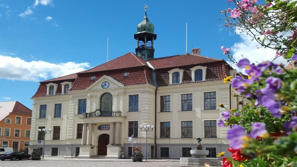 Rathaus mit Hechtbrunnen in Teterow, © Jana Koch