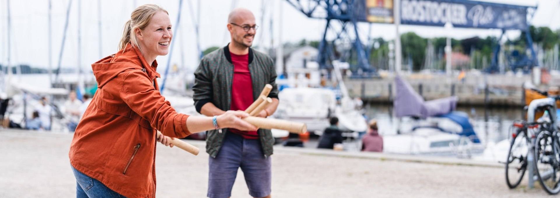 Im Sommer trifft man sich an der Rostocker Kaikante zum Wikingerschach. Claudi und Tom versuchen mit den Holzstäben die Klötze des gegnerischen Teams umzuwerfen.