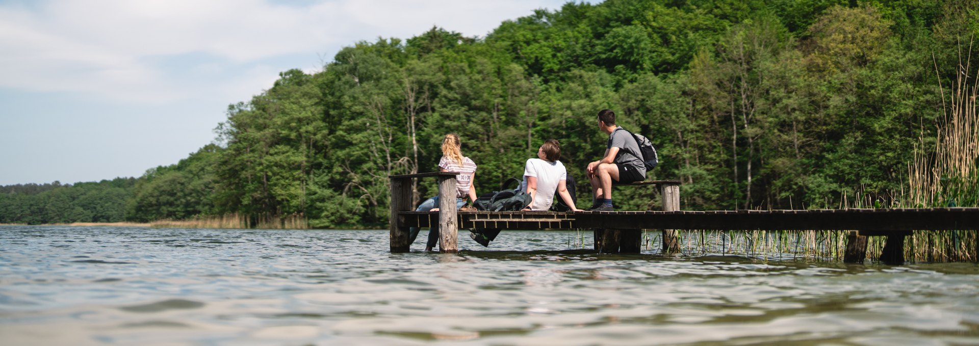 Päuschen gefällig? Am liebsten mag man an jeder Ecke anhalten und die Natur genießen, so wie die drei Freunde hier am schilfigen Ufer des Groß Labenzer Sees bei Friedrichswalde., © TMV/Gross