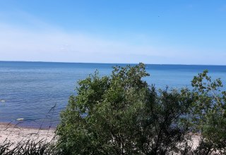 Steine und Muscheln sammeln und dabei einen tollen Blick auf die Insel Rügen, © tvv-michaelis