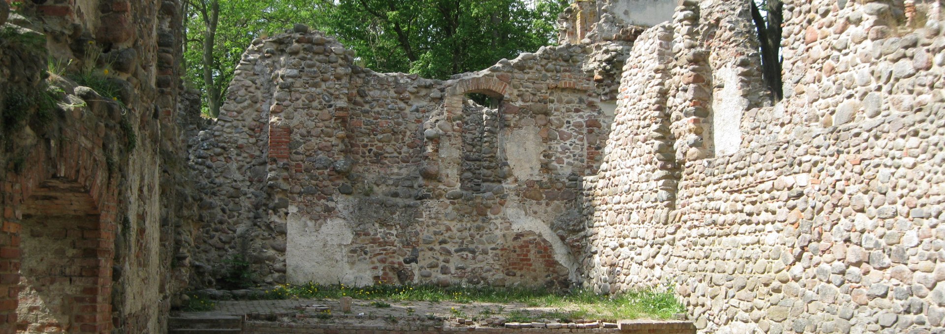 Umgeben von hohen Eichen ein verwunschener Platz im Landgrabenthal, © Angelika Michaelis