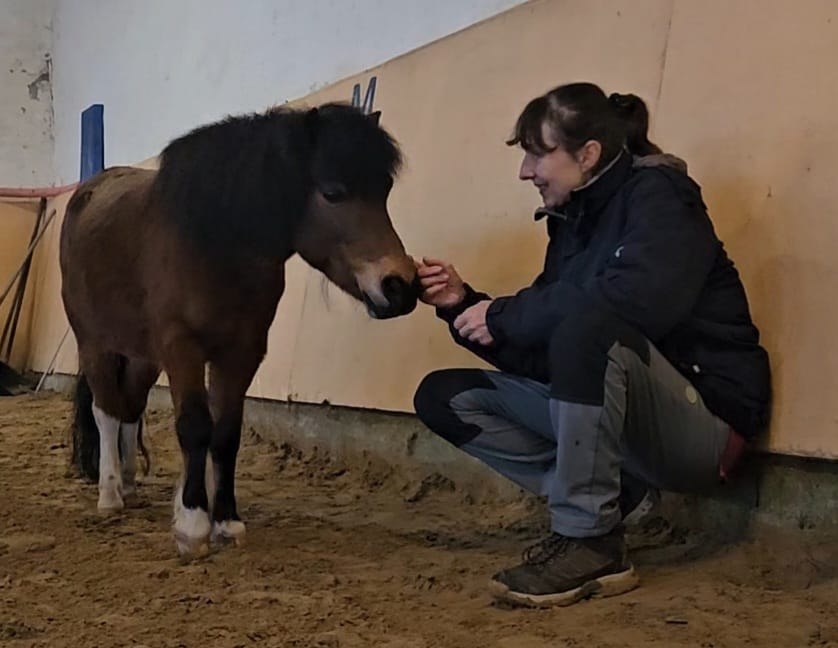 Eine von 2 Seminarleiterinnen: Ines Treuger in Kontakt mit Pony Hermann, © Ines Treuger