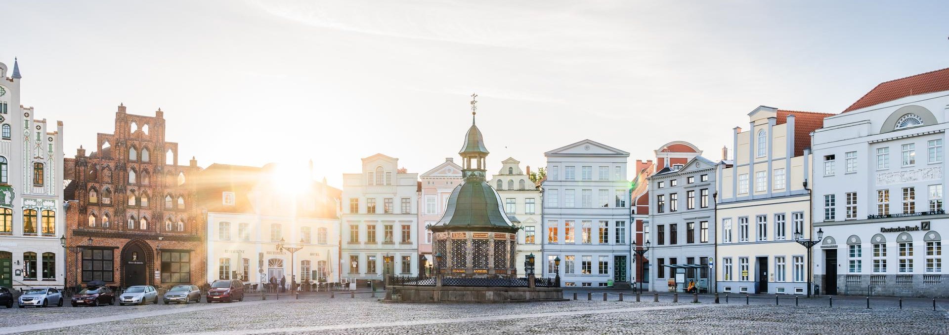 Marktplatz mit Wasserkunst in der Hansestadt Wismar zum Sonnenaufgang, © TMV/Gross