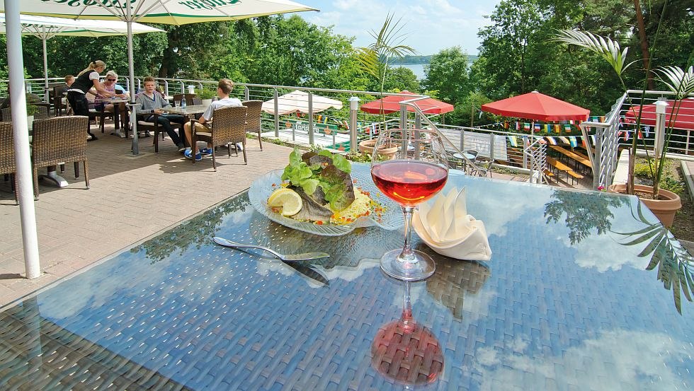 Die Sonnenterrasse mit Seeblick des Restaurant Havelberge lädt zum Verweilen ein, © Haveltourist GmbH & Co. KG