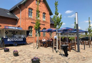 Das alte Bahnhofsgebäude überzeugt mit seinem Charme., © LOK - Die Pension - Das Restaurant