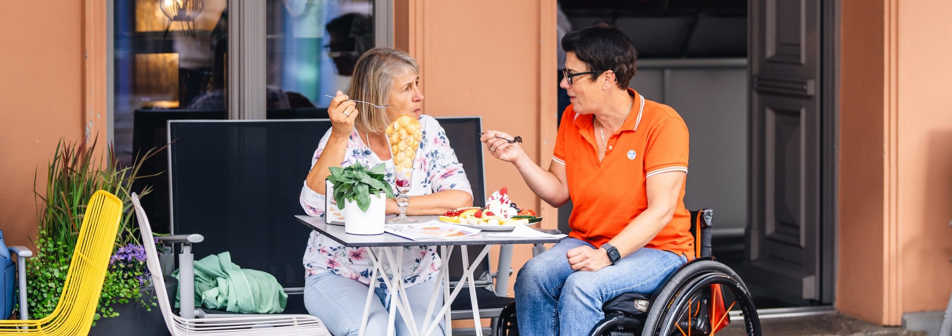 Wer Sport macht, braucht Stärkung! Kerstin und Angelika genehmigen sich einen süßen Imbiss im Eiscafé Al Ponte., © TMV/Gross