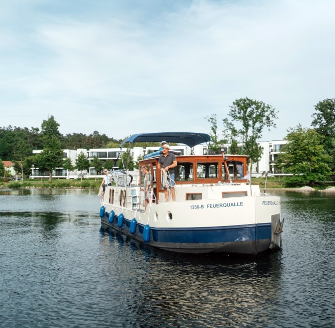 Mit dem Hausboot im Yachthafen von Maremüritz anlegen