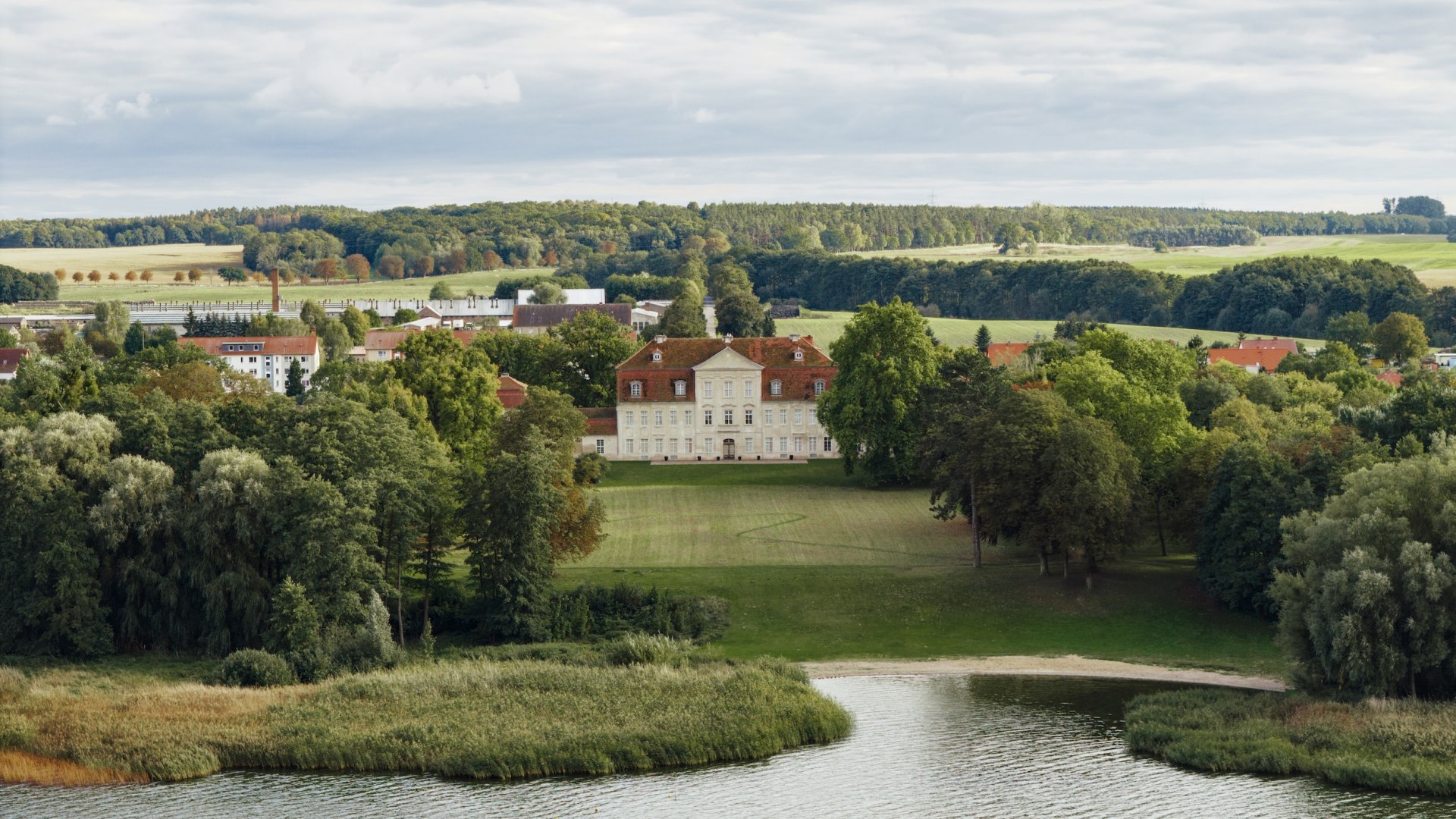 Kulturadresse in idyllischer Lage: Schloss Kummerow am gleichnamigen See, © TMV/Petermann