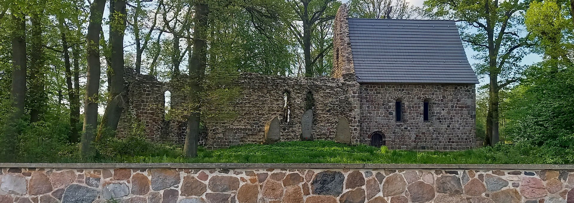 Kirchenruine Dambeck mit Kirchhofmauer, © N. Scherfig