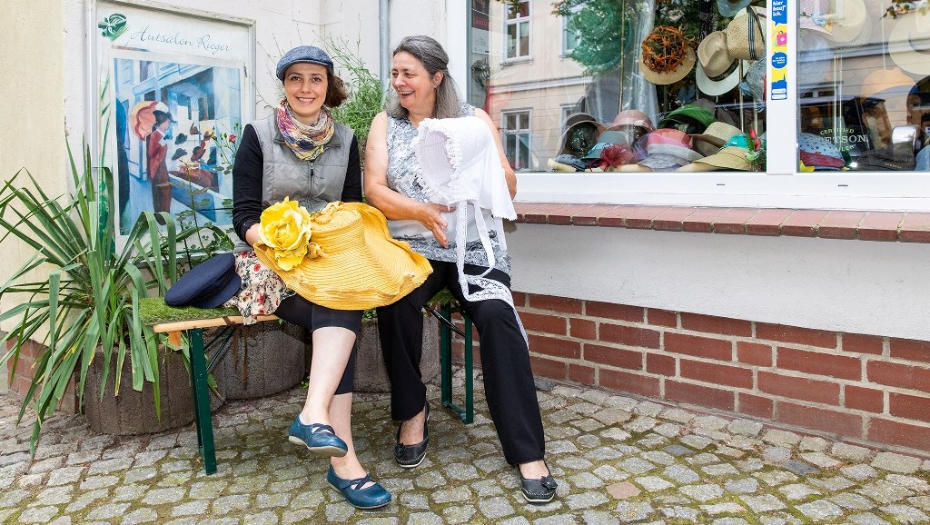 Genoveva und Marie-Antoinett Rieger vor ihrem Geschäft, © MV Foto e.V. Fotograf: Dieter Schäfer