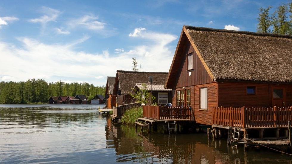 Die Bootshäuser in Mirow lassen sich am besten bei Sonnenschein bewundern, © TMV/Myroad