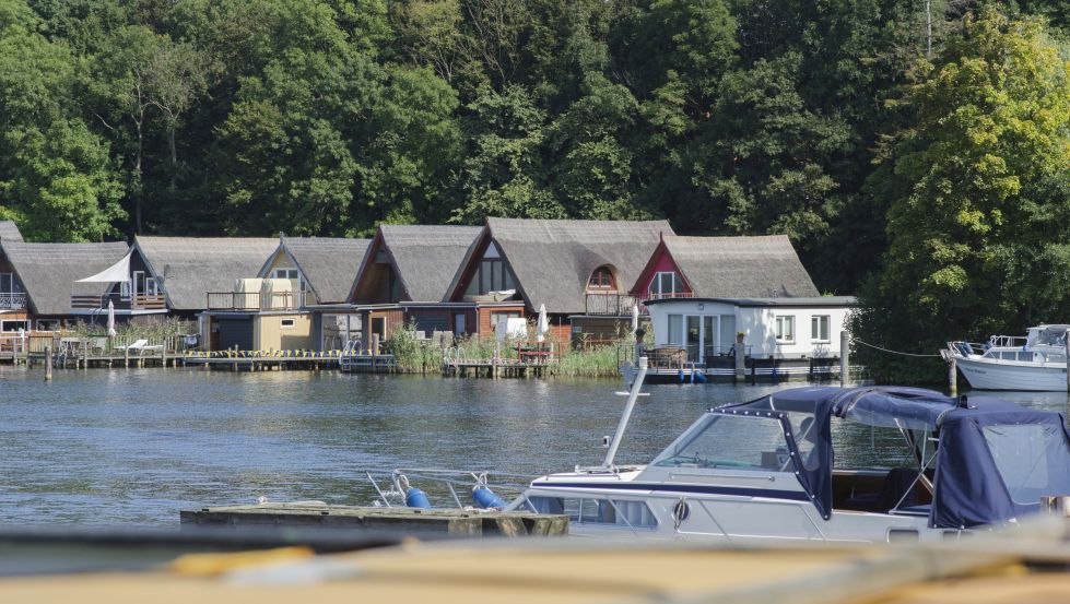 Reetgedeckte Bootshäuser am Schweriner See, © TMV/Nikulski