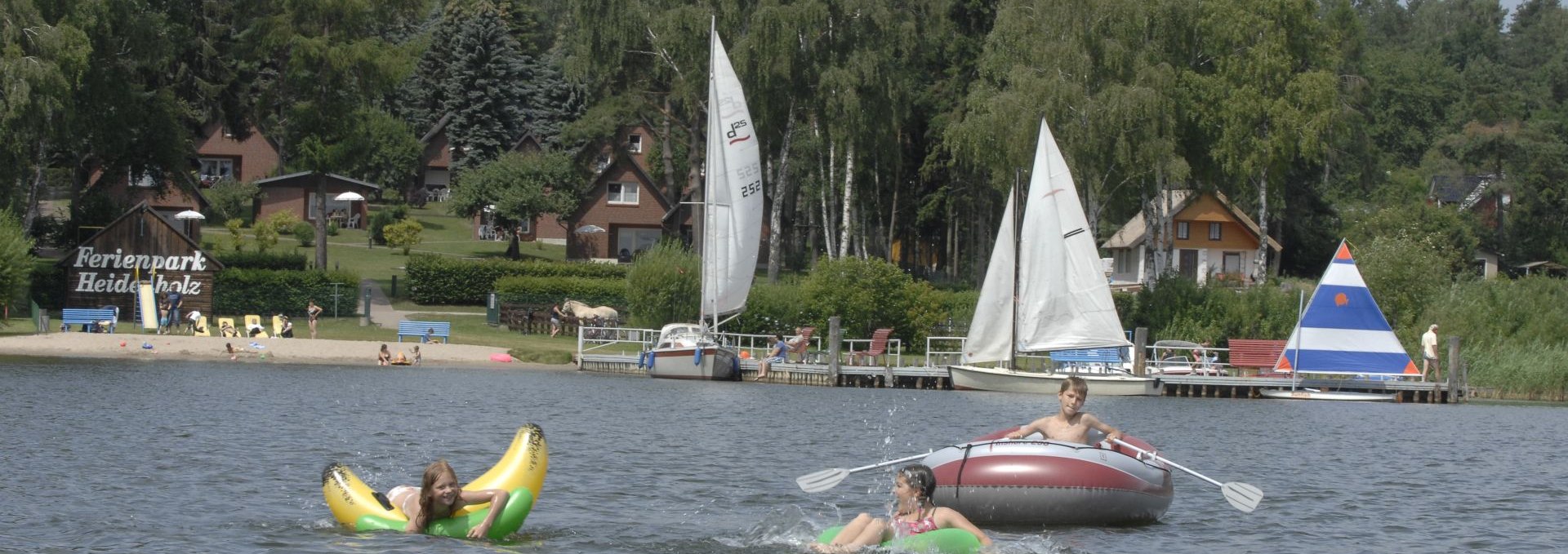 Badestrand mit Buddelsand und Spaß auf dem Wasser, © Timo Weisbrich