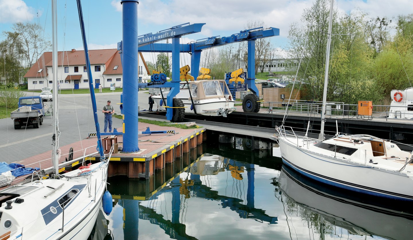 Wir kranen alles: vom Trailerboot bis zum Fahrgastschiff mit 90 Tonnen, © Harald Mertes