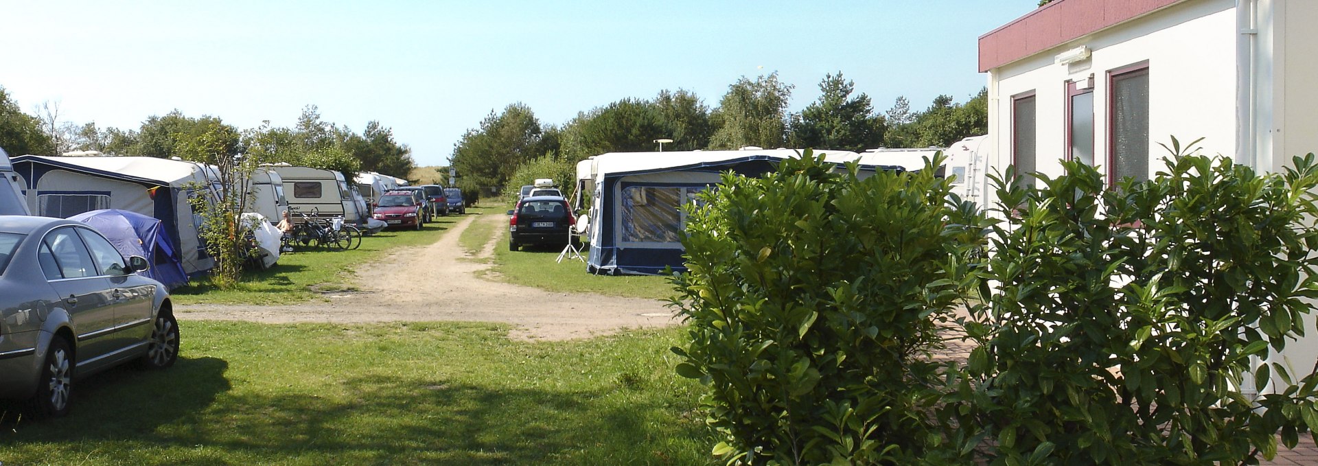 Blick über den Campingplatz zum Strandaufgang, © Camping in Neuhaus