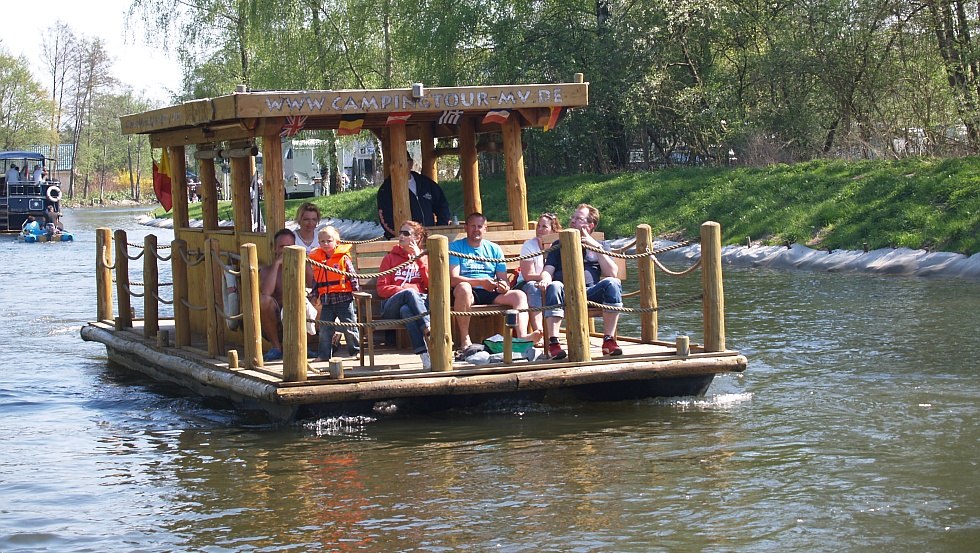 Führerscheinfreie Floßtouren auf der Mecklenburgischen Seenplatte, © Naturcamping Malchow