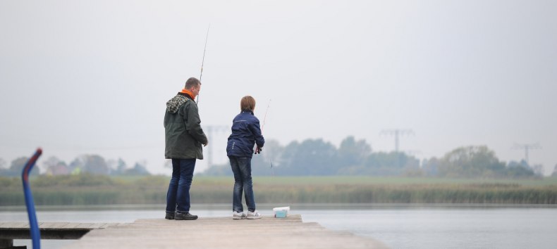 Vater und Sohn angeln gemeinsam am Eixener See im Landkreis Vorpommern-Rügen., © TMV/Foto@Andreas-Duerst.de