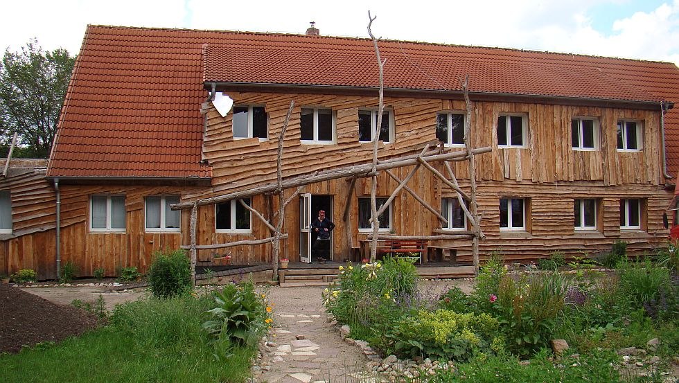 Holzhaus mit Gästeetage, 20 Schlafplätzen und Seminarraum, © Bauspielplatz Schwerin e.V.