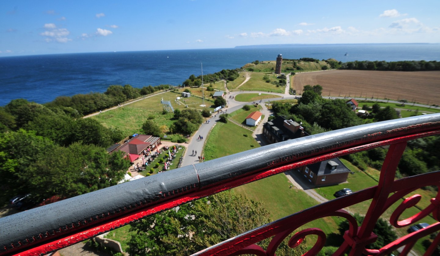 Blick vom Leuchtturm u?bers Fla?chendenkmal, © Tourismuszentrale Rügen