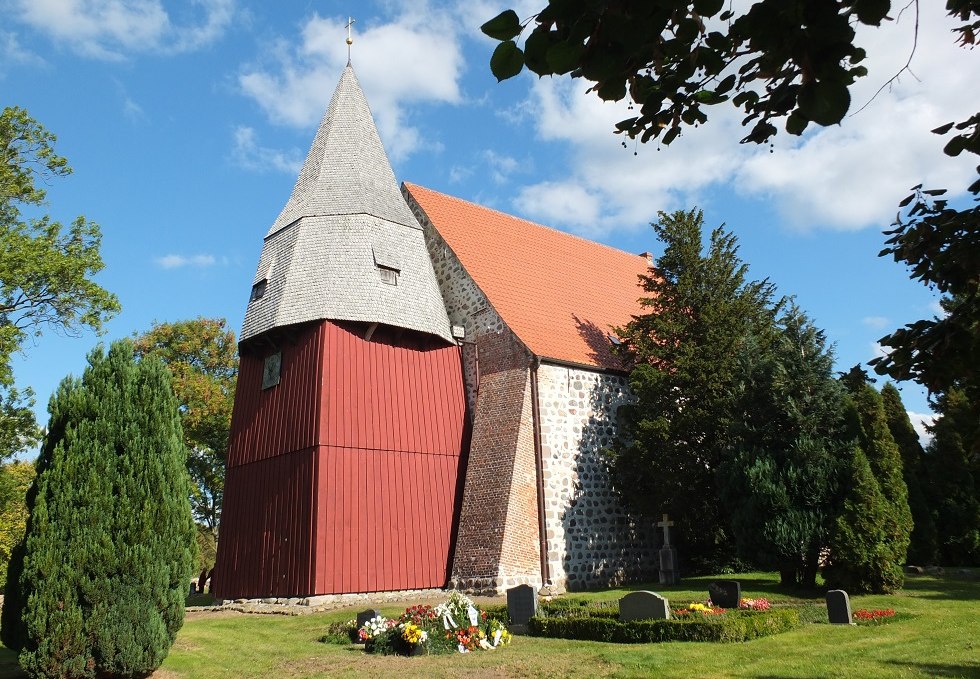 Seitenansicht der Tribohmer Feldsteinkirche von Süden, © Martin Hagemann