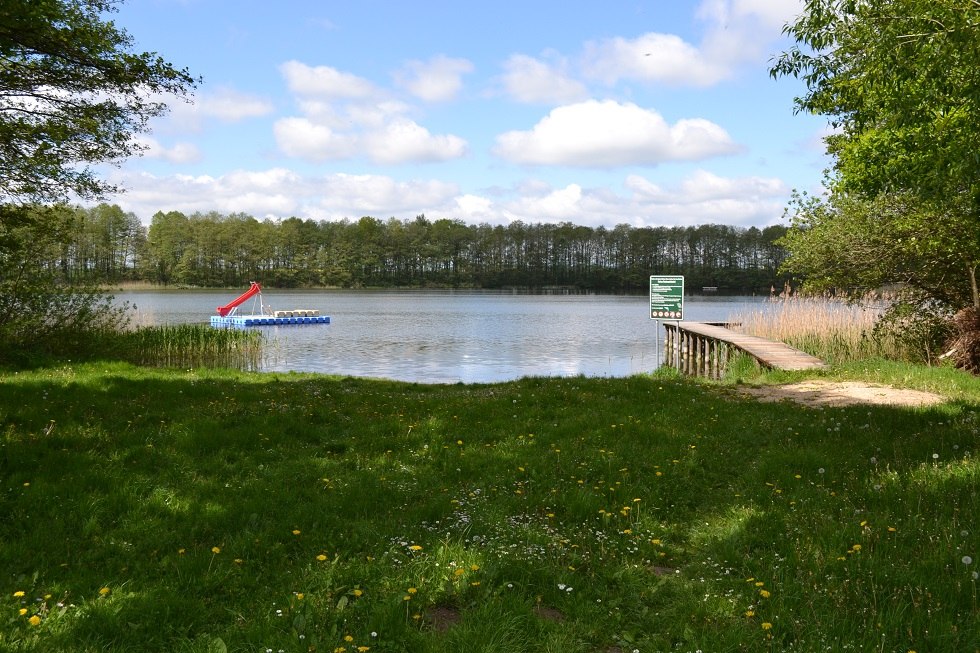 Blick auf den See mit Strand, Steg und Liegewiese, © Lutz Werner