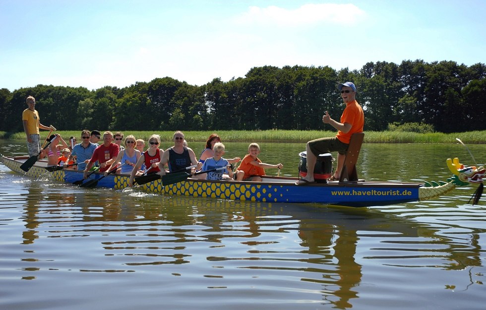 Eine Tour mit dem Drachenboot ist ein Highlight - nicht nur für Schulklassen und für Betriebsausflüge., © Haveltourist GmbH & Co. KG